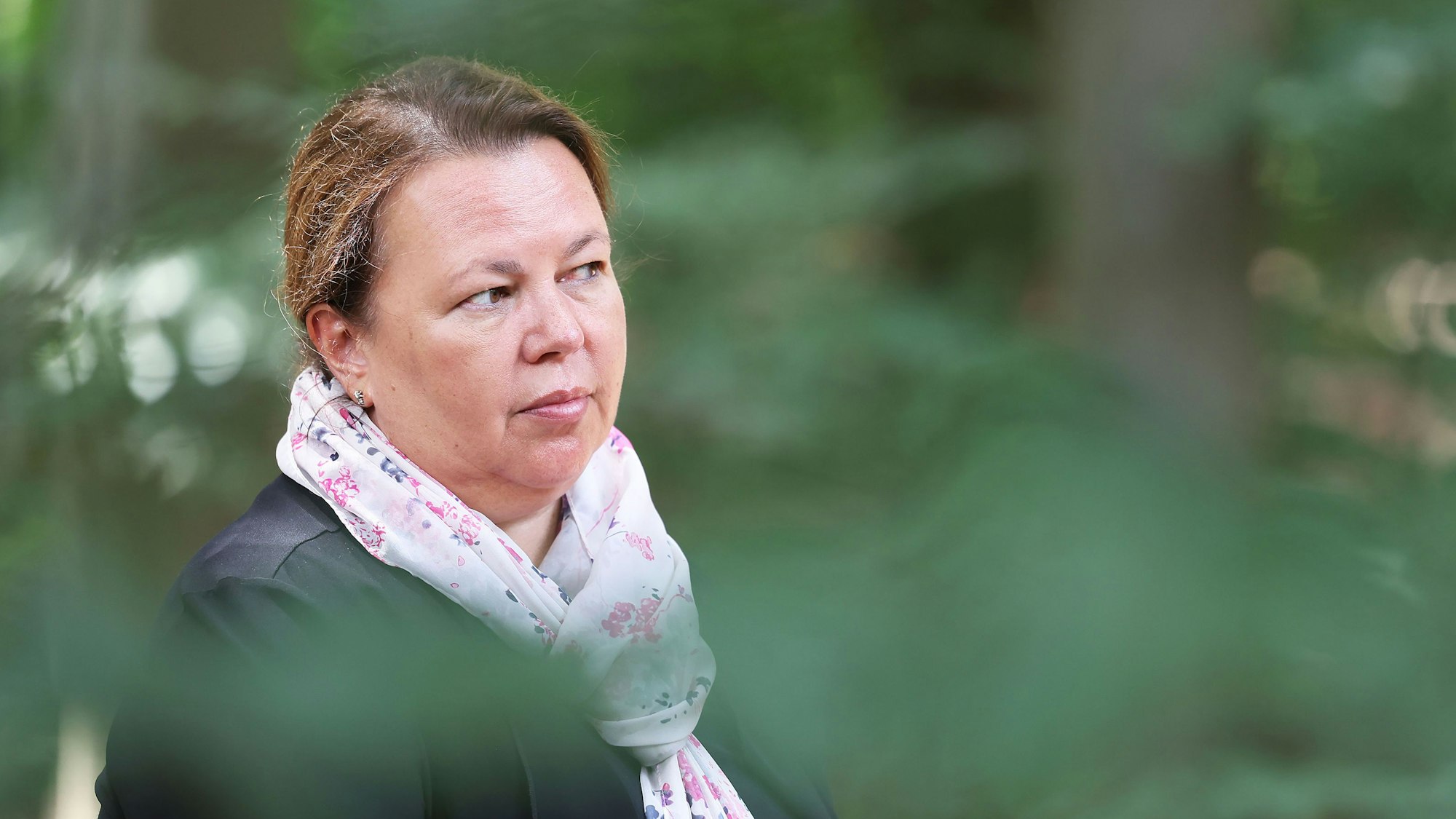 Ursula Heinen-Esser (CDU), Ex-Umweltministerin in Nordrhein-Westfalen, steht im Königsforst im Wald.