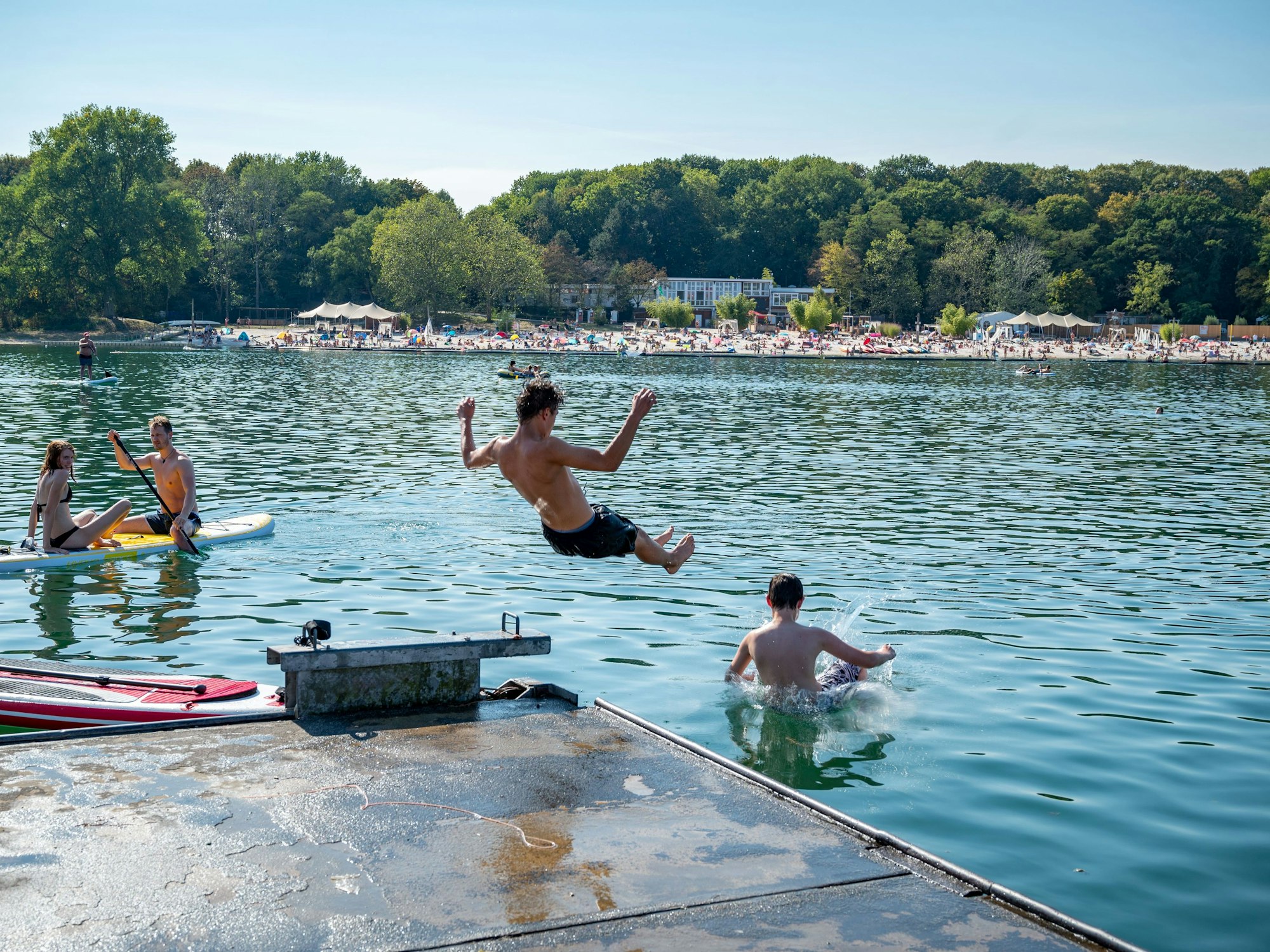 Jugendliche springen in den Fühlinger See in Köln