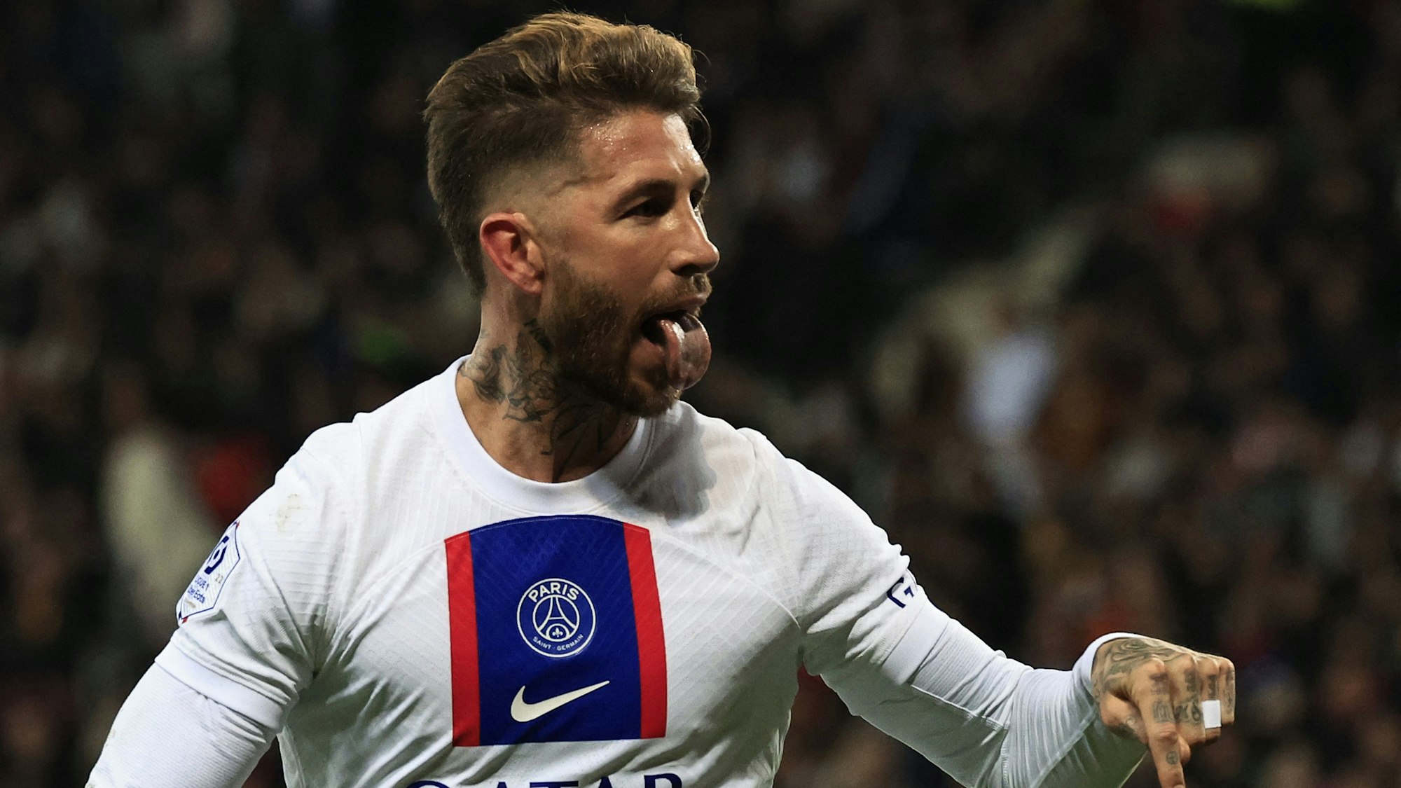 Sergio Ramos feiert ein Tor für Paris Saint-Germain mit herausgestreckter Zunge.