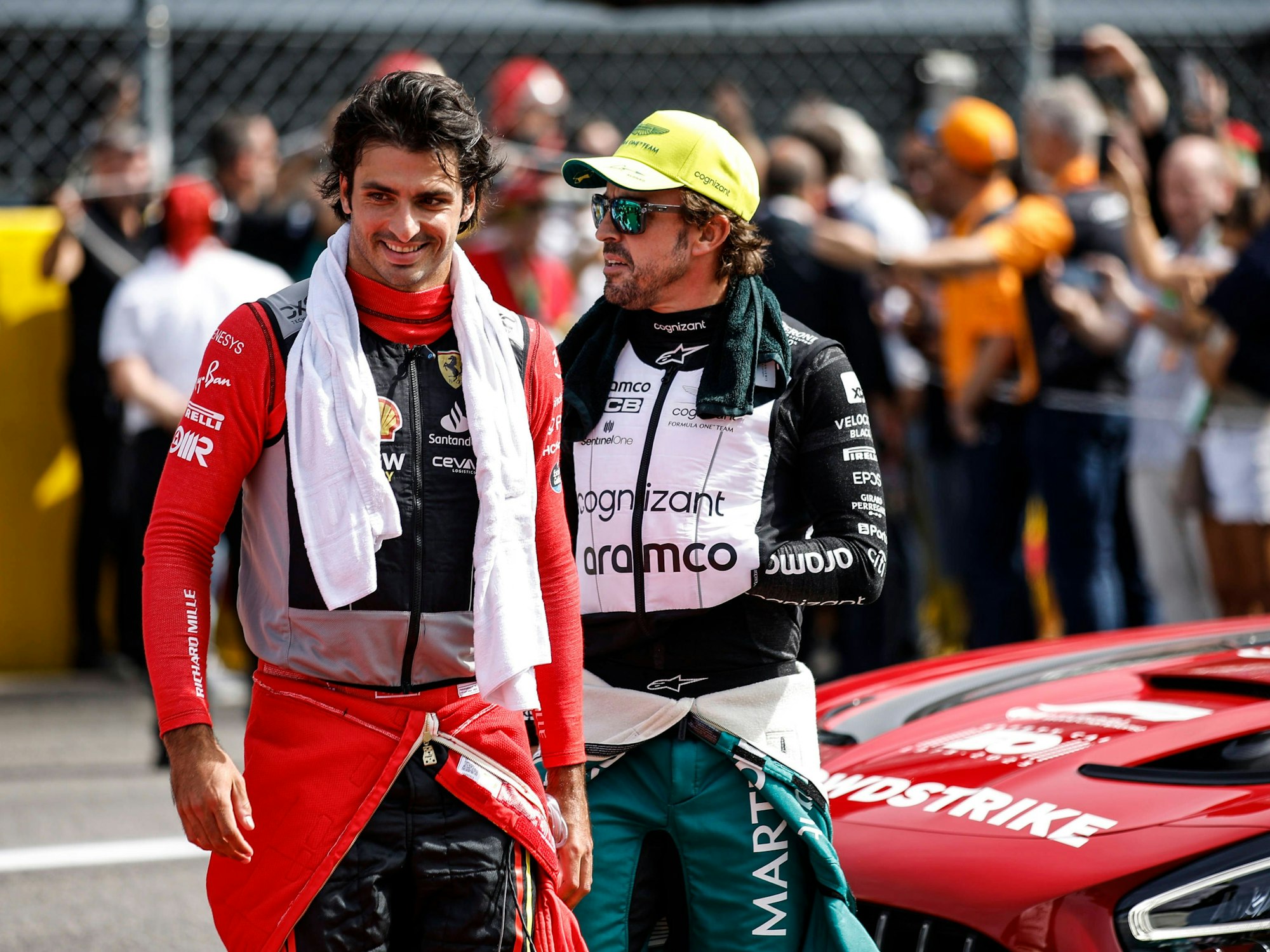 Carlos Sainz (l.) und Fernando Alonso auf der Strecke in Monza.