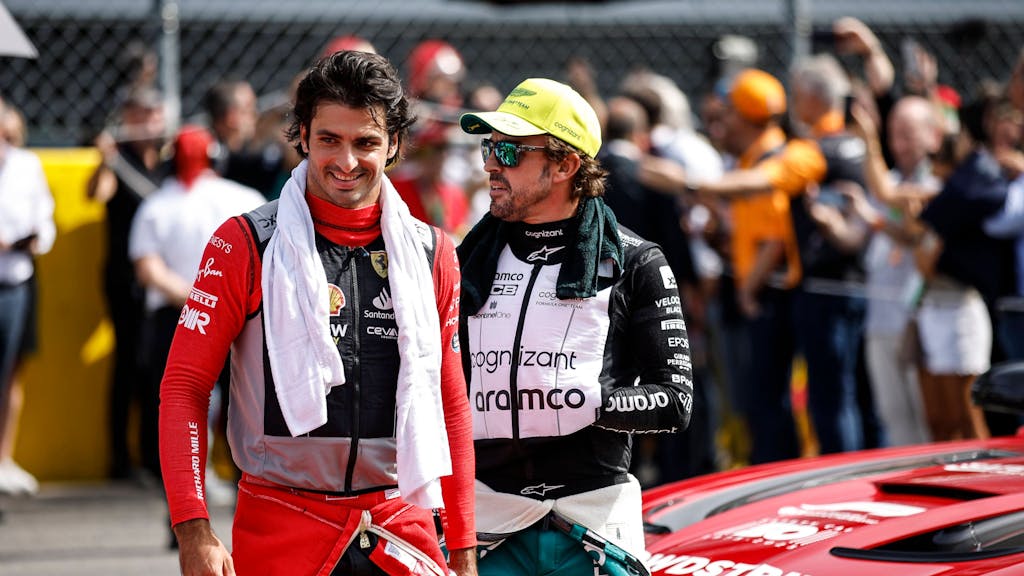 Carlos Sainz (l.) und Fernando Alonso auf der Strecke in Monza.