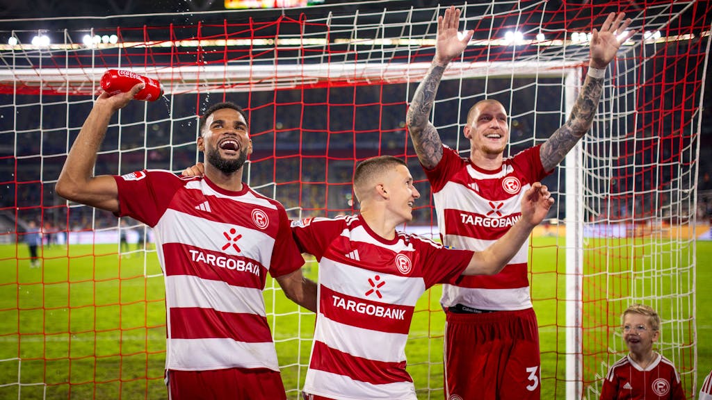 Jamil Siebert, Christos Tzolis und Jordy de Wijs jubeln nach dem Heimsieg gegen den Karlsruher SC.