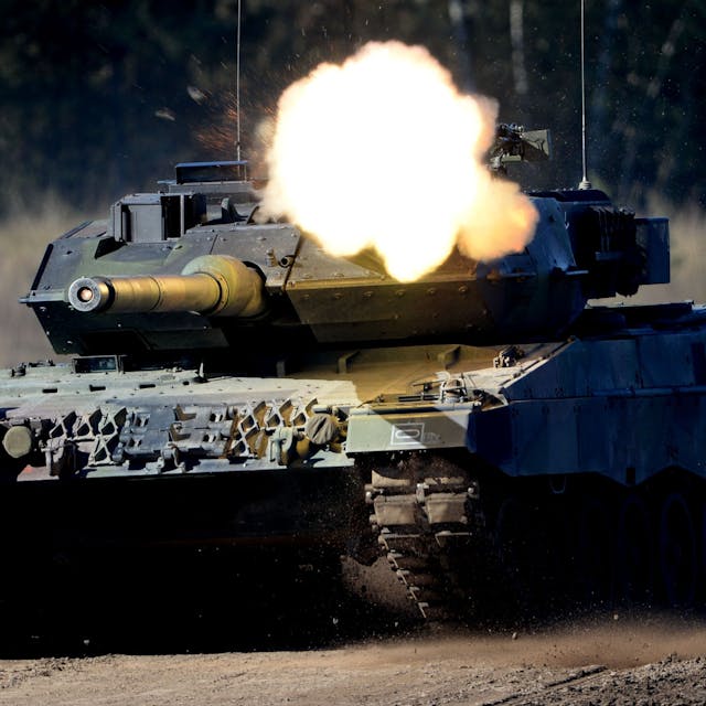 Ein Kampfpanzer Leopard 2 fährt am 02.10.2013 während der Bundeswehr-Übung Landoperationen in Munster (Niedersachsen) schießend durch das Gelände.&nbsp;
