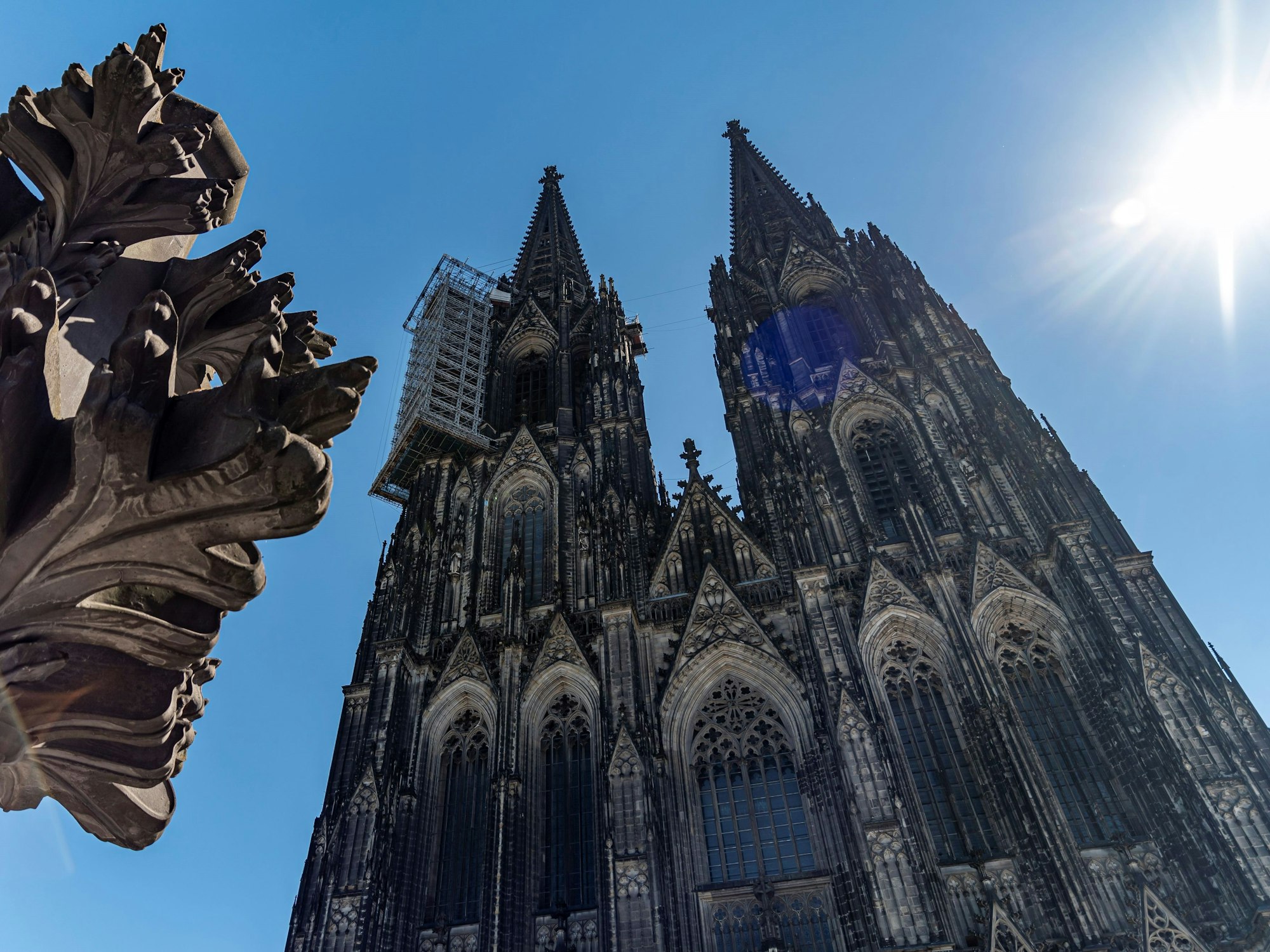 Der Kölner Dom an einem heißen Tag im Juli 2020
