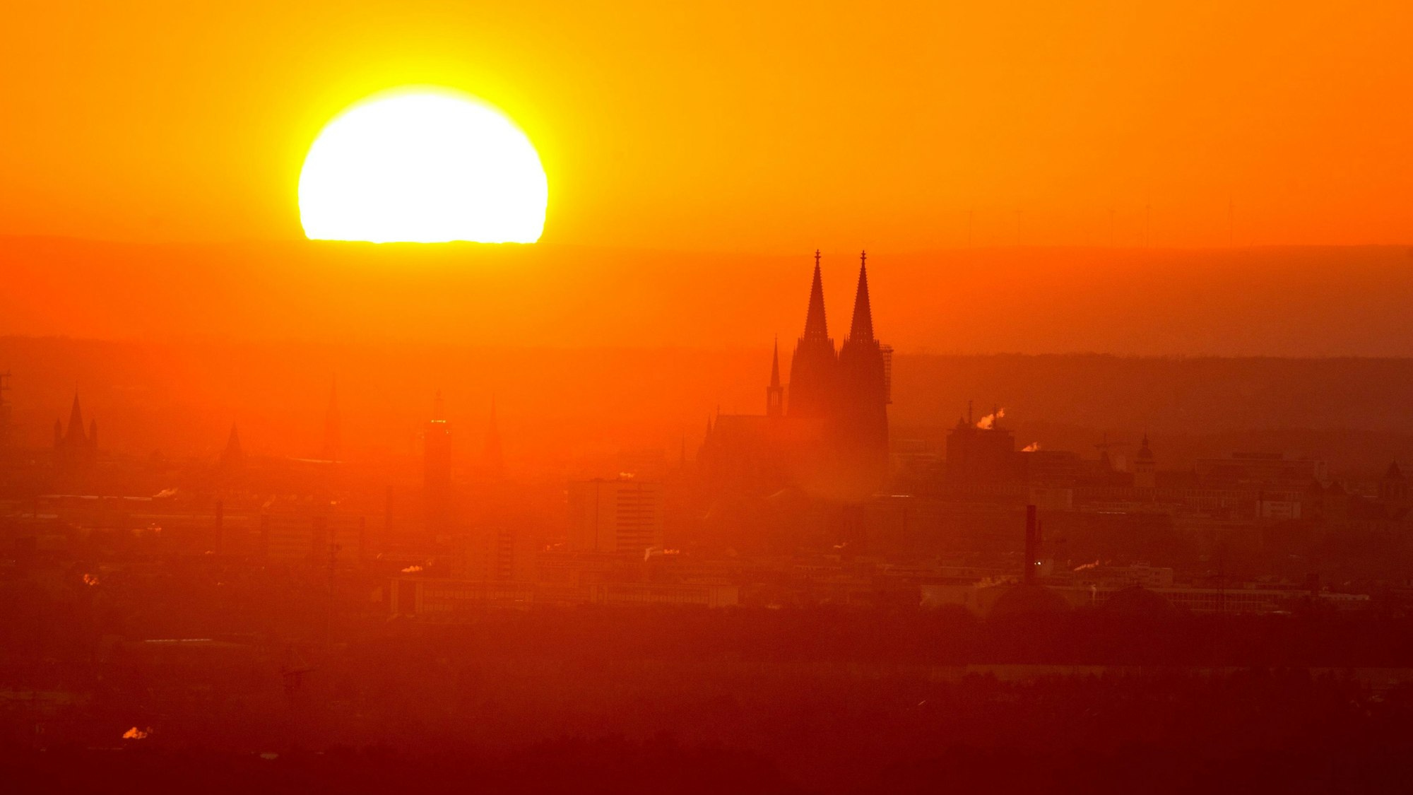 Der Kölner Dom im Sonnenuntergang.