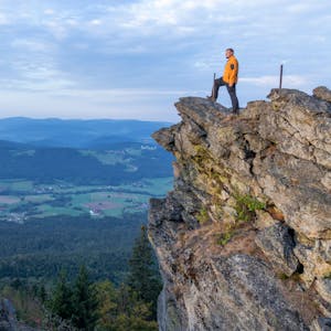 Ein Mann steht am Kaitersberg bei Bad Kötzing im Bayerischen Wald. Ein Bergsteiger ist an dem beliebten Wander- und Bergsteiger-Ziel abgestürzt und gestorben. (Symbolbild)