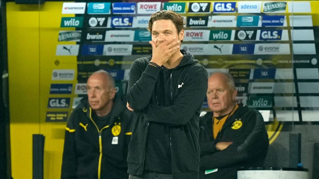 Edin Terzic steht ratlos beim Spiel von Borussia Dortmund am Spielfeldrand.