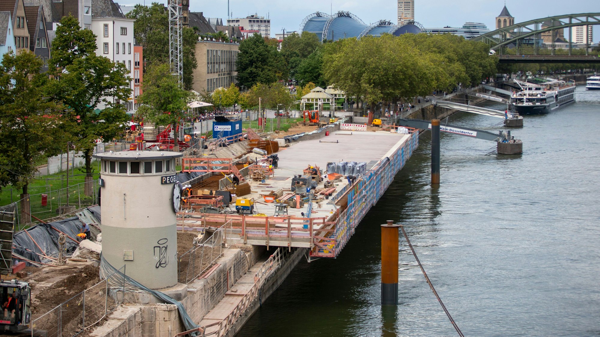 Die Arbeiten an der Kragplatte am Rheinufer gehen voran.