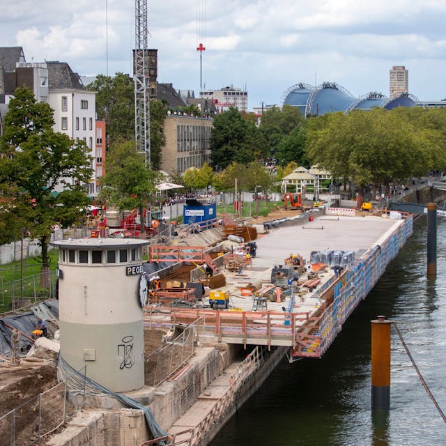 Die Arbeiten an der Kragplatte am Rheinufer gehen voran.