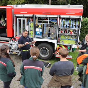 Bei Waldbränden kommt auch dieses Katastrophenschutzfahrzeug zum Einsatz, das die Feuerwehr Rösrath den angehenden Forstleuten vorführte.Feuer