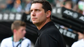 Nils Schmadtke, Sportdirektor Lizenz bei Borussia Mönchengladbach, am 2. September beim Bundesliga-Duell gegen den FC Bayern München im Borussia-Park am Spielfeldrand.