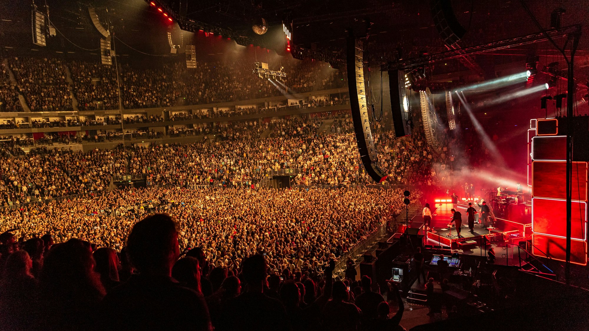 Blick in die volle Lanxess-Arena beim Konzert von Seeed in Köln.