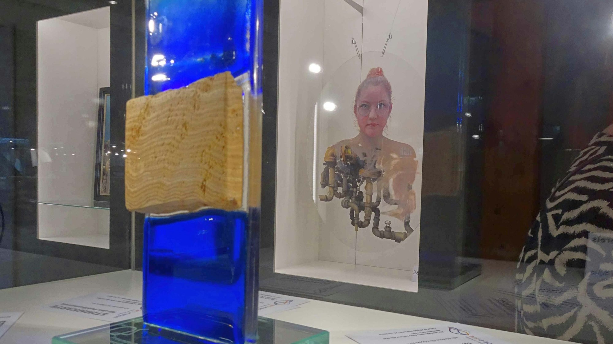 Ausstellung „Kunst und Wasser“. Der Publikumspreis (Fotos) ist eine Glaststele von der Rheinbacher Glaskünstlerin Helga Feuser-Strasdas und wird gerade ausgelobt, jeder Besucher kann sich beteiligen und einen Stimmzettel abgeben. Die Abstimmung läuft bis 31. Oktober.