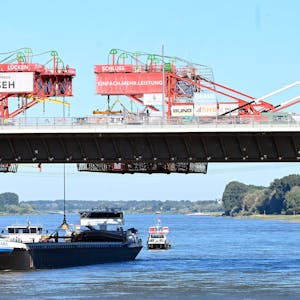 Ein Kran hat am Vormittag das letzte Bauteil zur „Brückenhochzeit“ in den Neubau der Leverkusener Rheinbrücke gehoben.