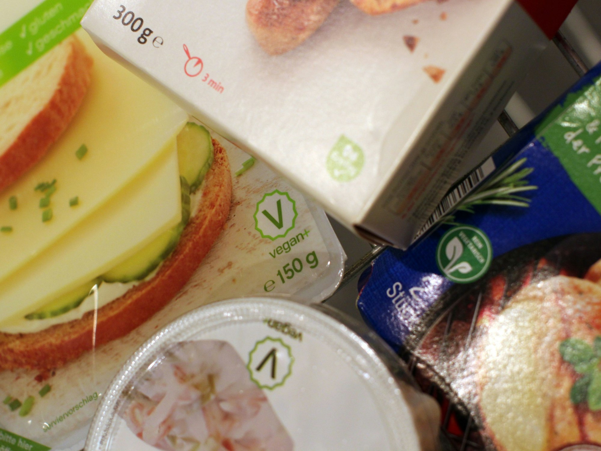 Produkte mit verschiedenen Vegetarier- und Veganer-Labeln liegen in einem Supermarkt in einem Einkaufswagen