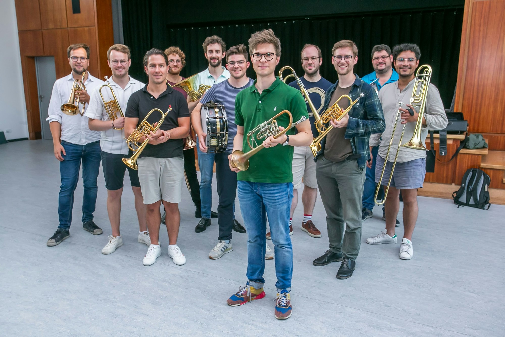 Das Foto zeigt die Musiker des Blechbläserensembles "Salaputia Brass"