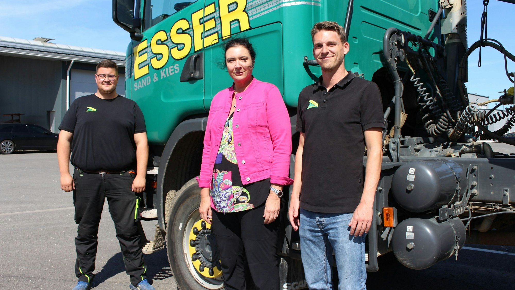 Juniorchef Paul Esser (v.l.), Geschäftsführerin und Inhaberin Marion Esser und Prokurist Niklas Hostnik stehen vor einem Firmen-Lkw.