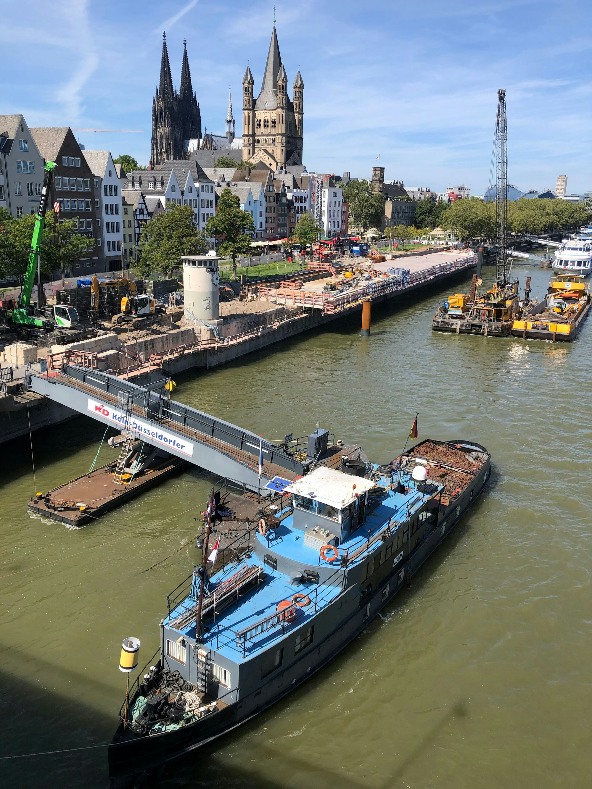 Der Schiffsanleger Nr. 1 der Köln-Düsseldorfer (KD) wurde am Montag mit Hilfe eines Schwimmpontons abgebaut.