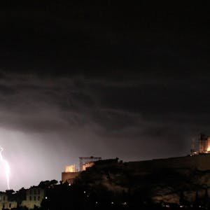 Ein Blitz schlägt in der Nähe der Akropolis, dem Wahrzeichen Athens, ein. In Teilen Griechenlands wird tagelanger Starkregen erwartet. Dies könnte katastrophale Folgen für die Menschen dort haben. (Symbolbild)