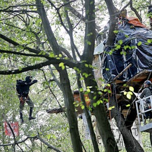 17.09.2018, Nordrhein-Westfalen, Kerpen: Polizisten nähern sich in einem Hubwagen einem Baumhaus.&nbsp;