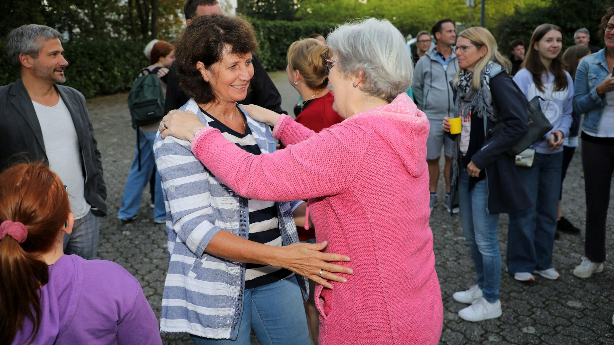 Die Bergisch Gladbacher Schulleiterin Angelika Wollny und die Lehrerin Iryna Kukushkina aus Butscha nehmen sich zum Abschied in den Arm.