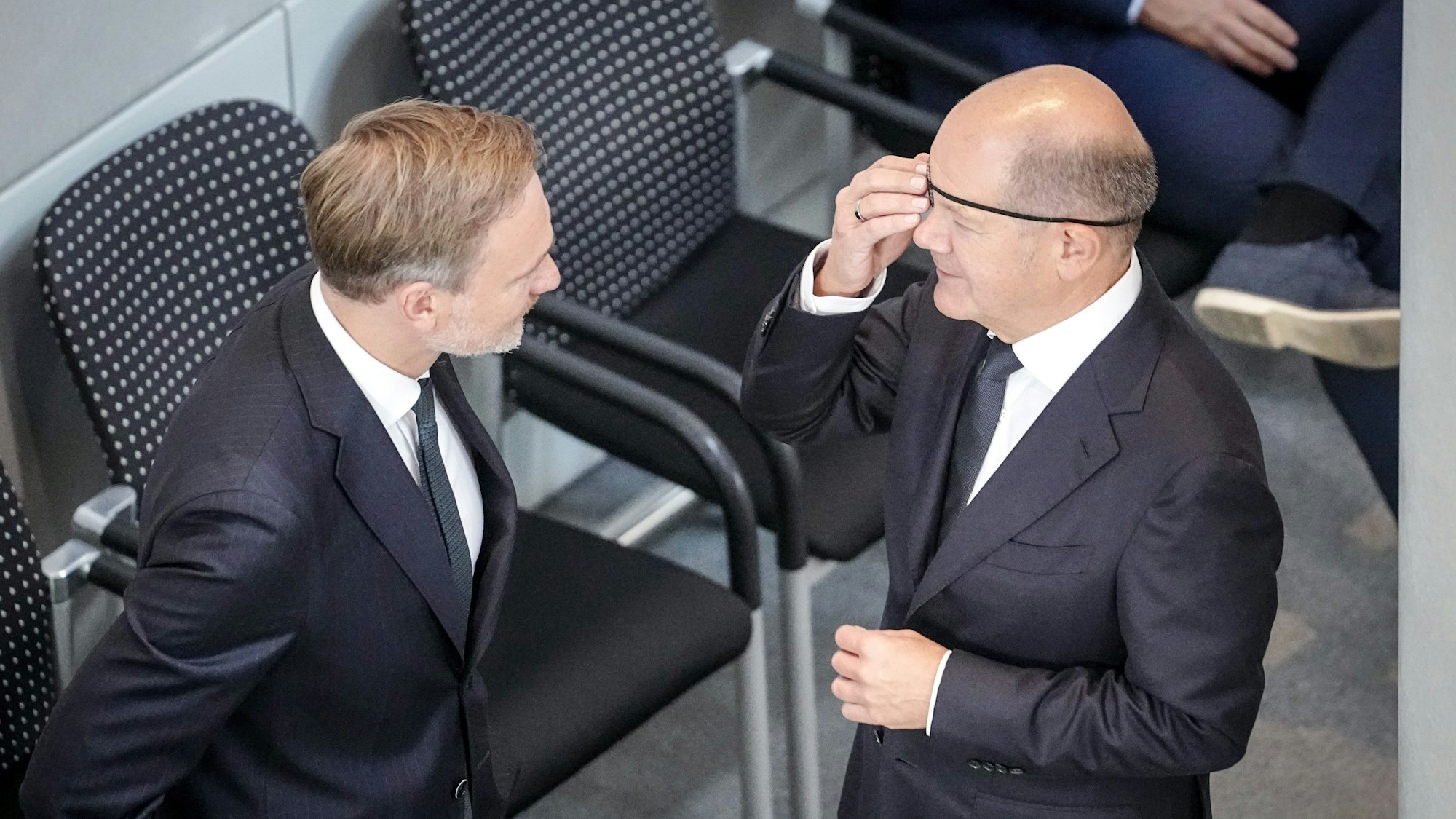 Finanzminister Christian Lindner (links, FDP) und Bundeskanzler Olaf Scholz (SPD) am Dienstag im Bundestag.
