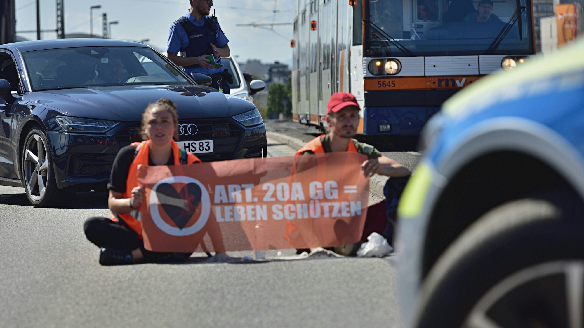 Protestierende der „Letzten Generation“ während einer Straßenblockade auf der Konrad-Adenauer-Brücke in Mannheim am 2. September 2023.