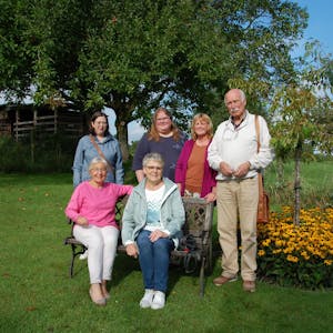 Ulrike Trobisch (v.l.), Irmtraud Vorkauf, Hanni Emmers, Christina Scholl, Heidi Neumann und Wolfgang Fuhrbach in einem Garten
