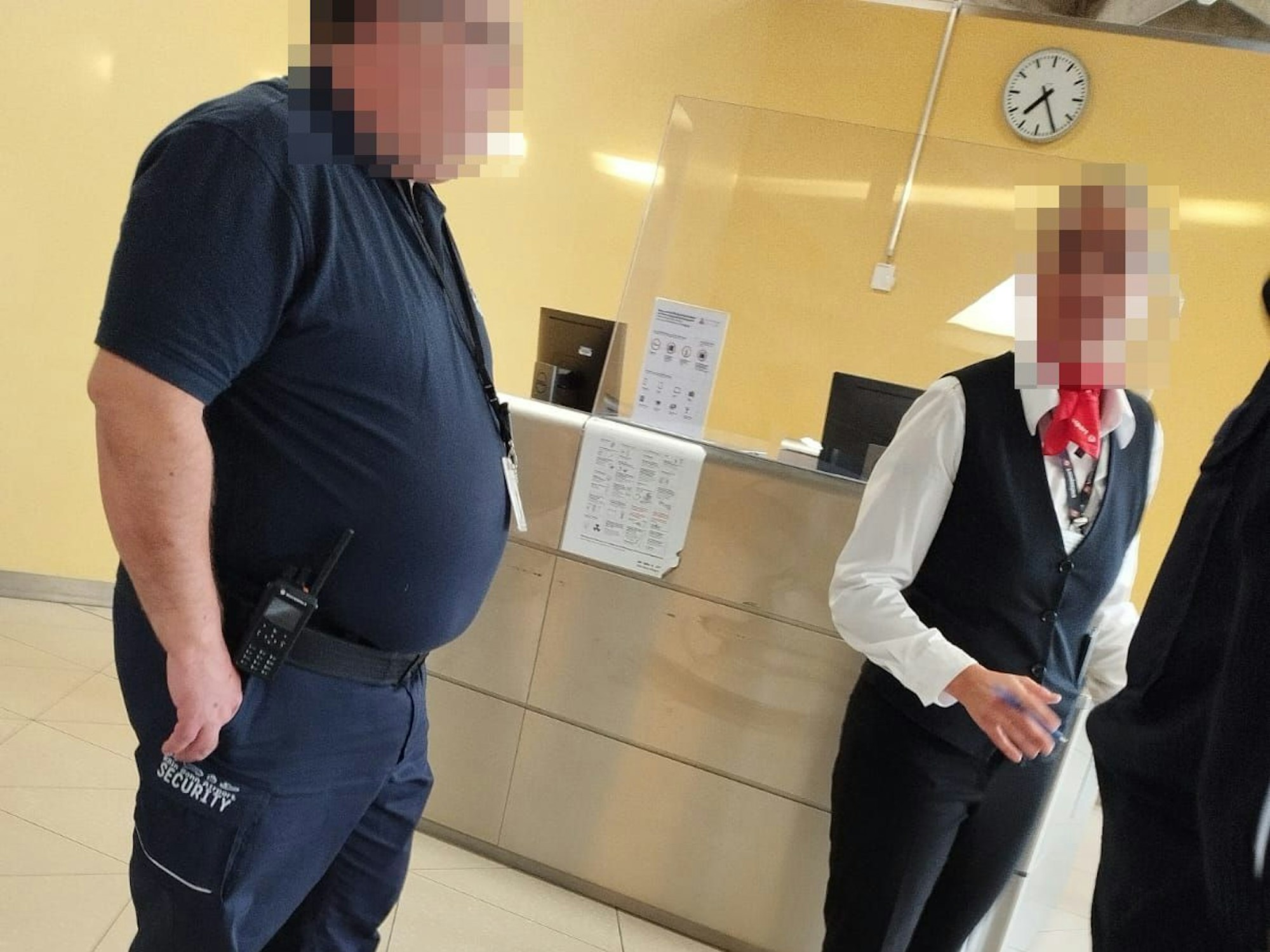 Security und eine Eurowings-Mitarbeiterin am Flughafen Köln/Bonn