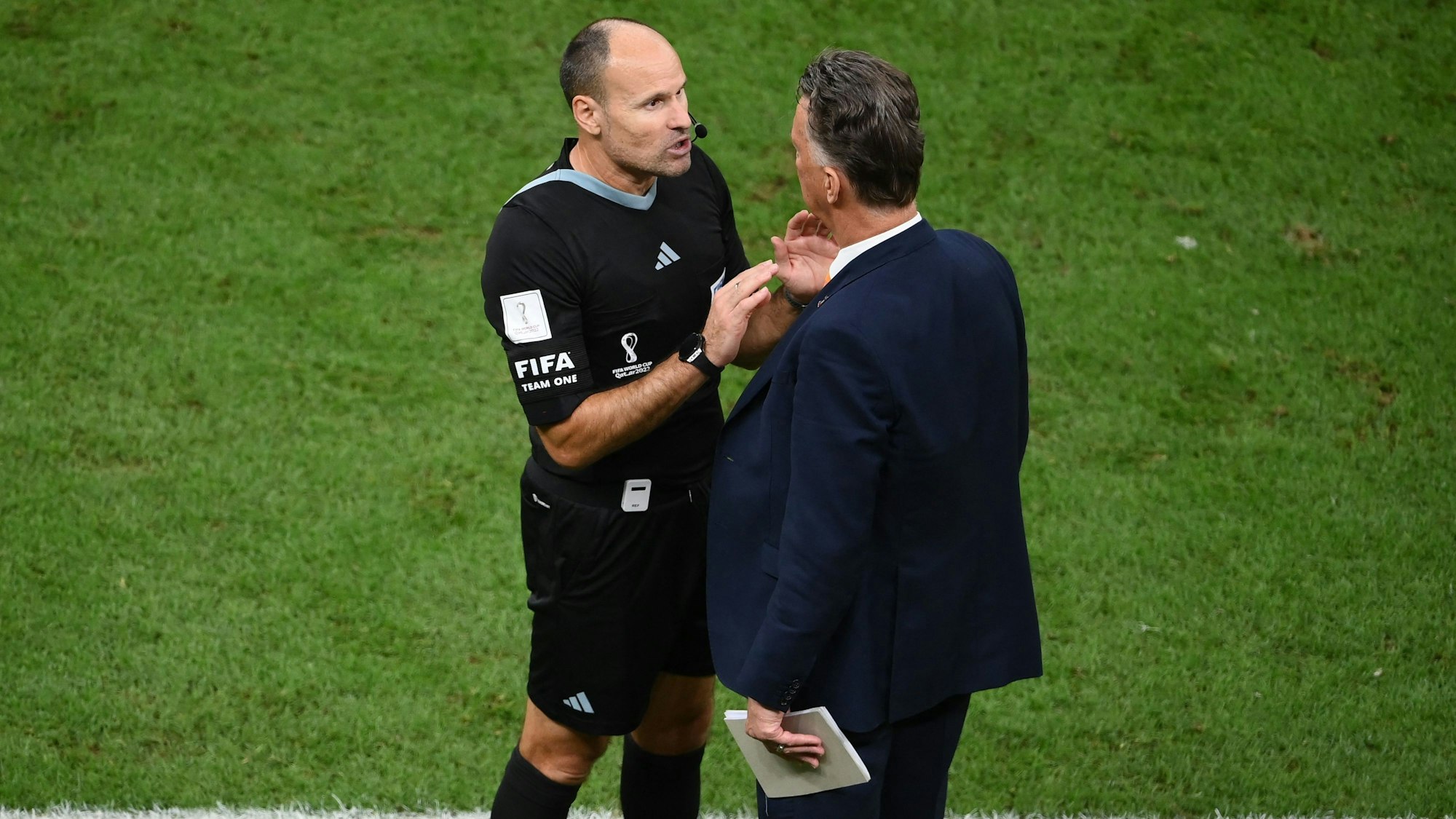 Louis van Gaal diskutiert im WM-Viertelfinale 2022 mit dem spanischen Schiedsrichter Antonio Mateu Lahoz.