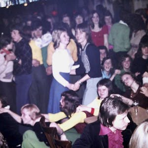 Menschen feiern ausgelassen in der Disco „Haus Herzog“.