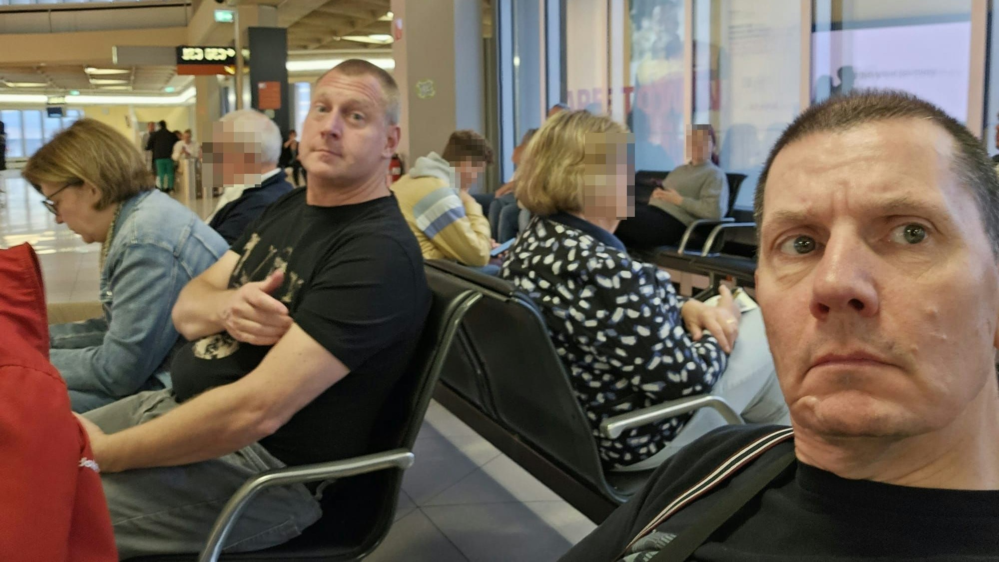 Sascha S. (Mitte), seine Lebensgefährtin Andrea (li.) und Freund Karsten (re.) am Flughafen Köln/Bonn.