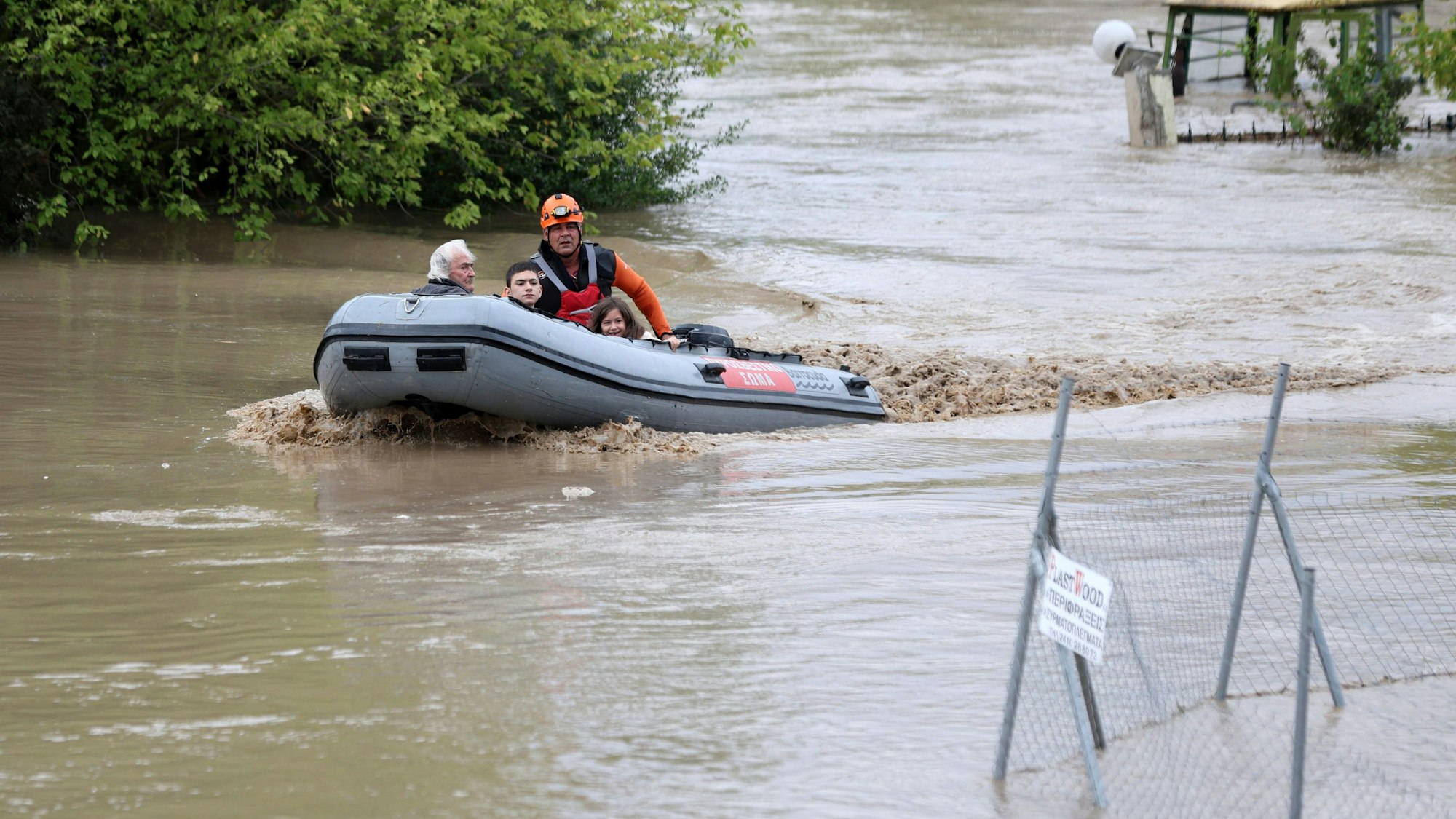 Evakuierung von Anwohnern in Larissa. Die Regenfälle lösten Überschwemmungen in Griechenland, Bulgarien und der Türkei aus.