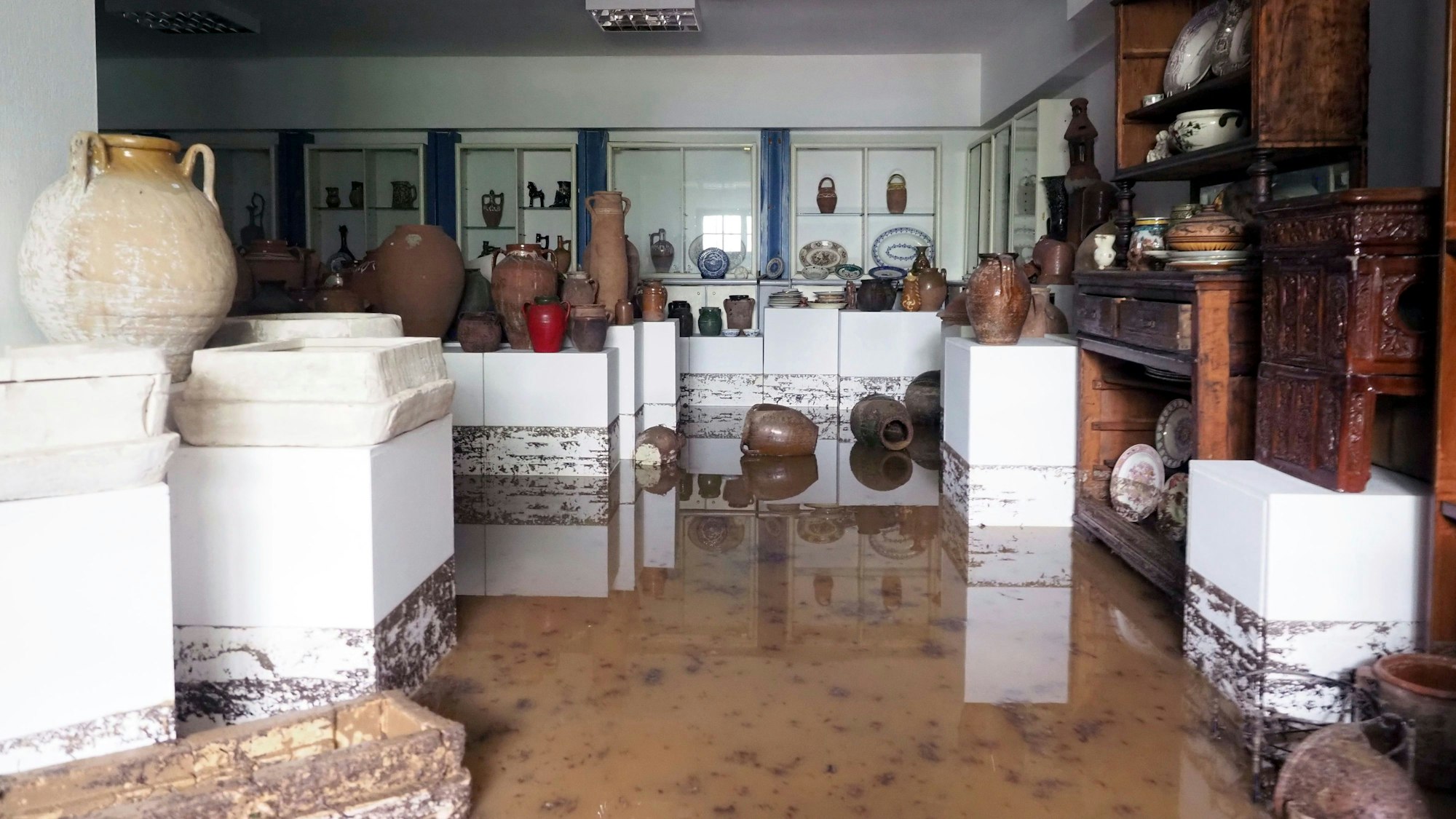 Schlamm und Wasser stehen nach den Regengüssen in einem Geschäft im griechischen Volos.
