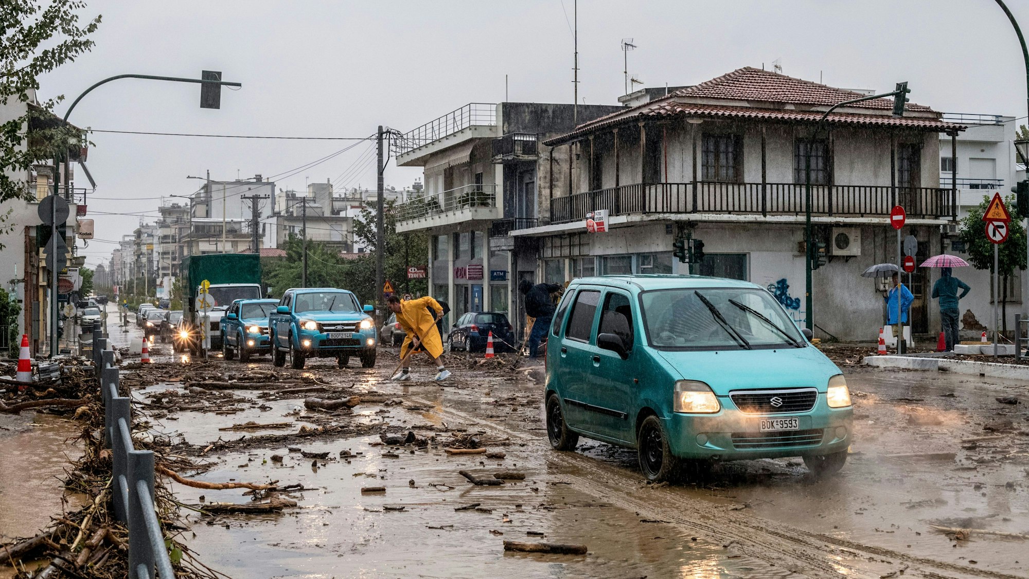 Angeschwemmte Trümmer liegen auf einer Straße im griechischen Volos.