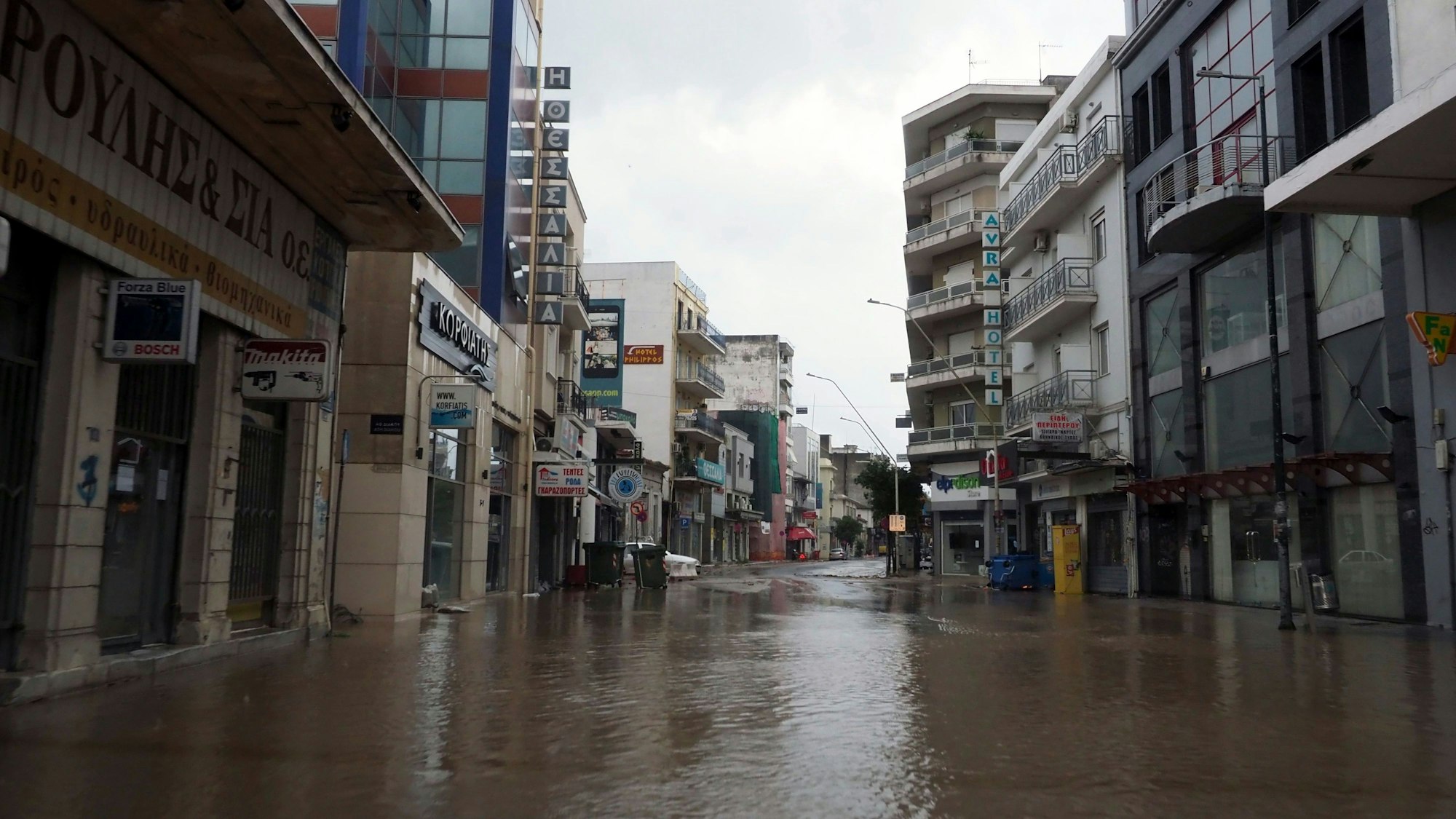 Wasser steht am Mittwoch, 6. September, noch in einer Hauptstraße in Volos.
