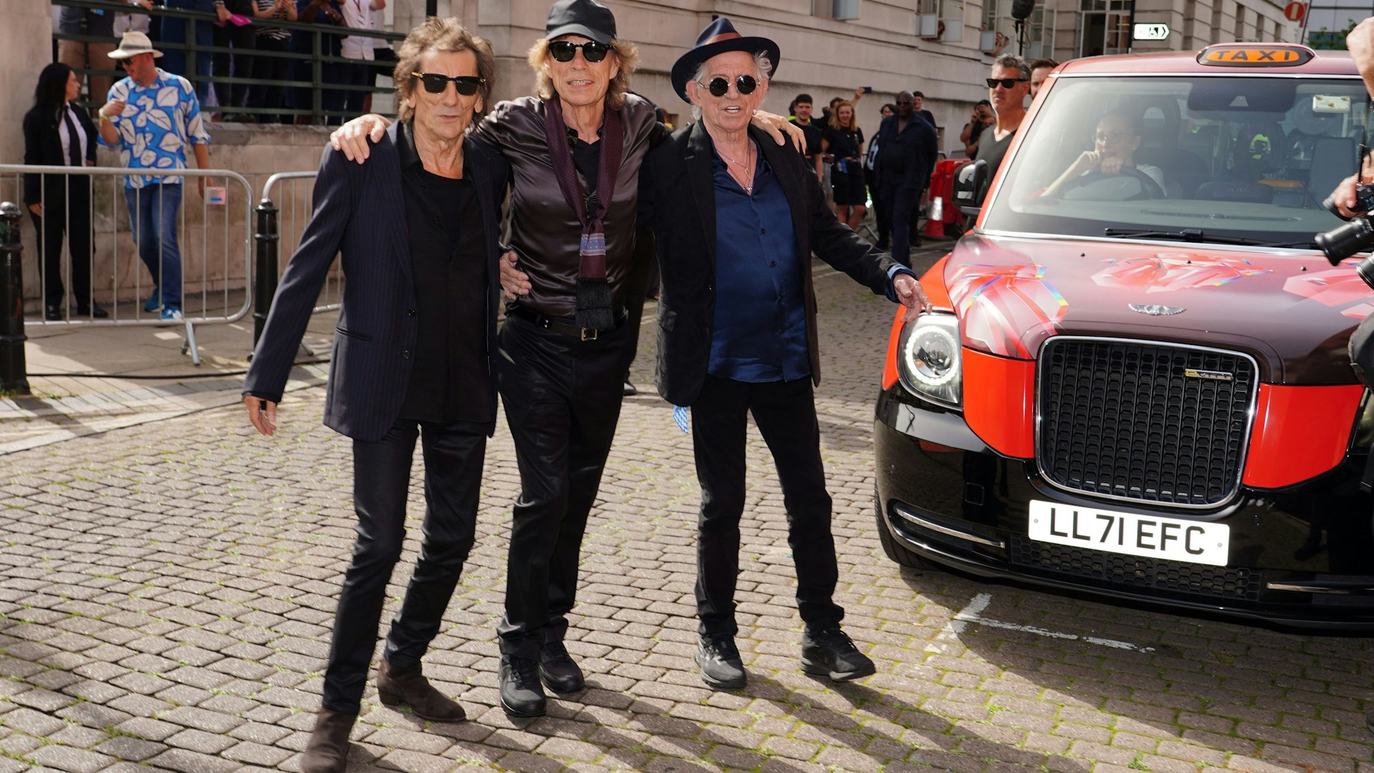 06.09.2023, Großbritannien, London: Ronnie Wood (l-r), Mick Jagger und Keith Richards von den Rolling Stones kommen zur Launch-Veranstaltung ihres neuen Albums «Hackney Diamonds». Die Rolling Stones haben die Veröffentlichung ihres neuen Studioalbums «Hackney Diamonds» bestätigt.