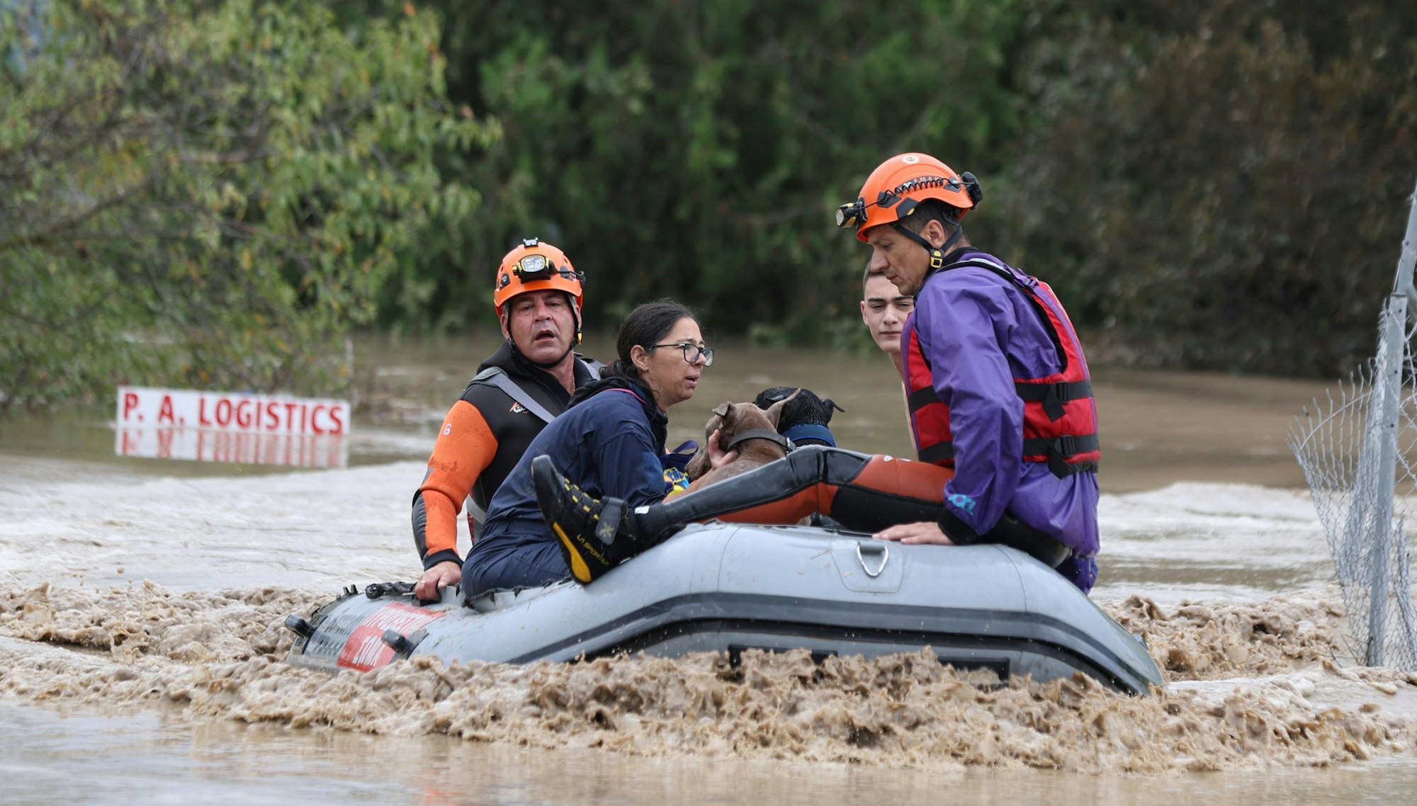 Weitere Aufnahmen aus Larissa: Feuerwehrleute mit einem Schlauchboot evakuieren Menschen aus einem überfluteten Gebiet.