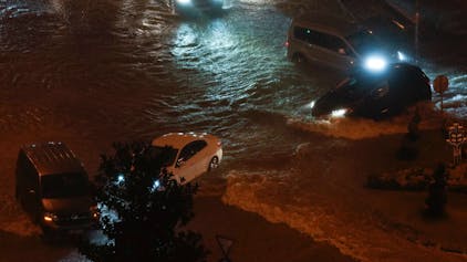 05.09.2023, Türkei, Istanbul: Autos fahren durch Hochwasser, das die Straße aufgrund von starkem Regen überschwemmt. Bei schweren Unwettern in der Westtürkei sind zwei Menschen ums Leben gekommen. Foto: Khalil Hamra/AP/dpa +++ dpa-Bildfunk +++