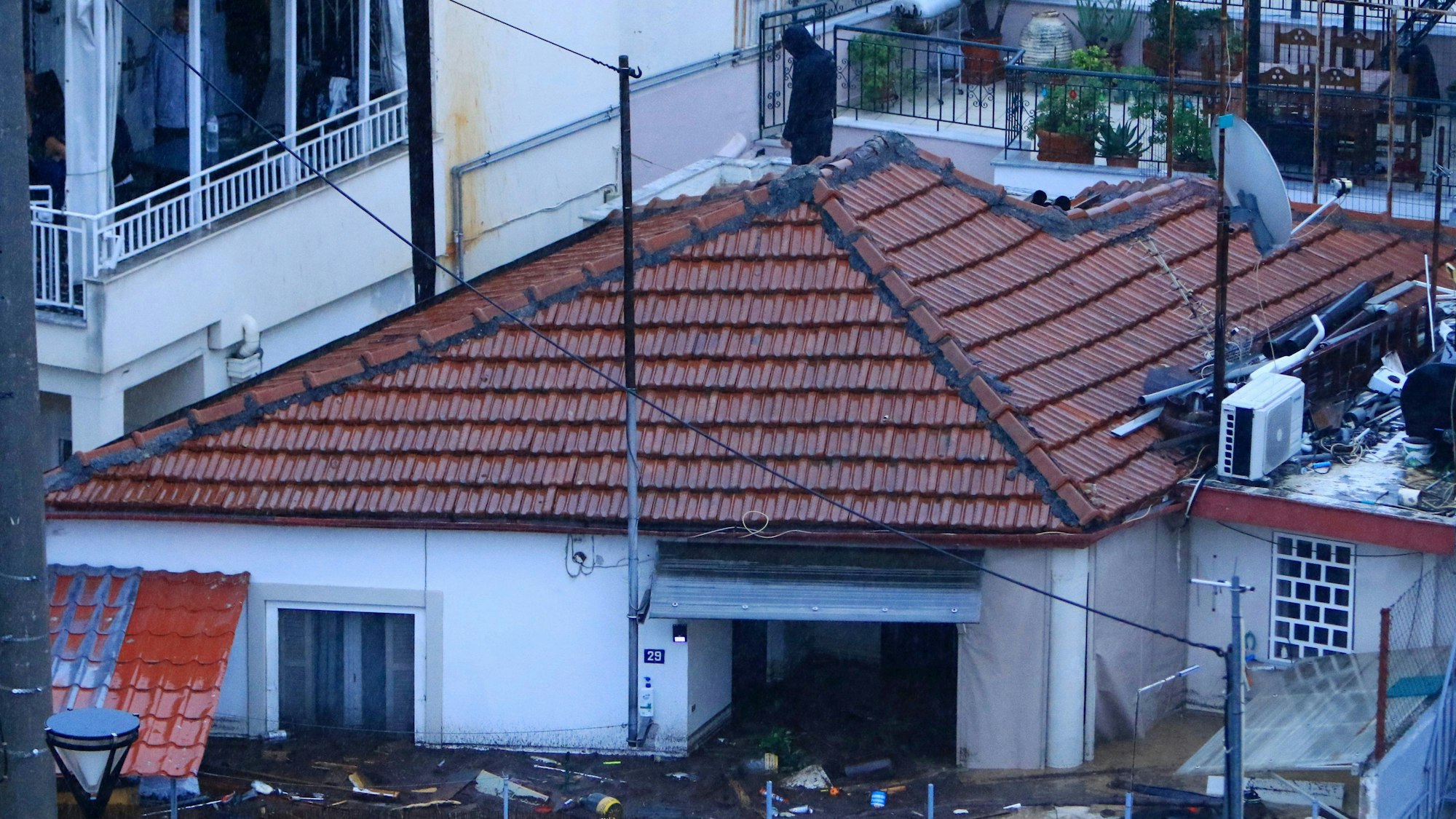 5. September: Ein Mann hat sich in Volos auf einem Dach vor den Wassermassen in Sicherheit gebracht.