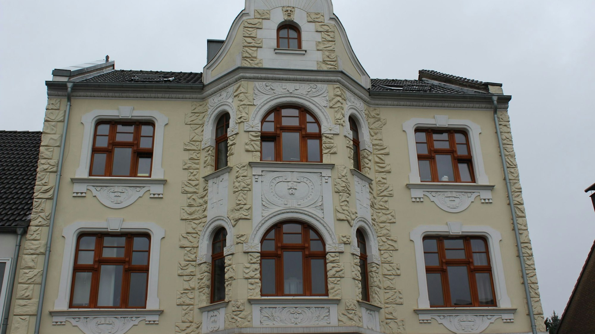 Ein Haus aus der Gründerzeit mit Verzierungen an der Fassade.