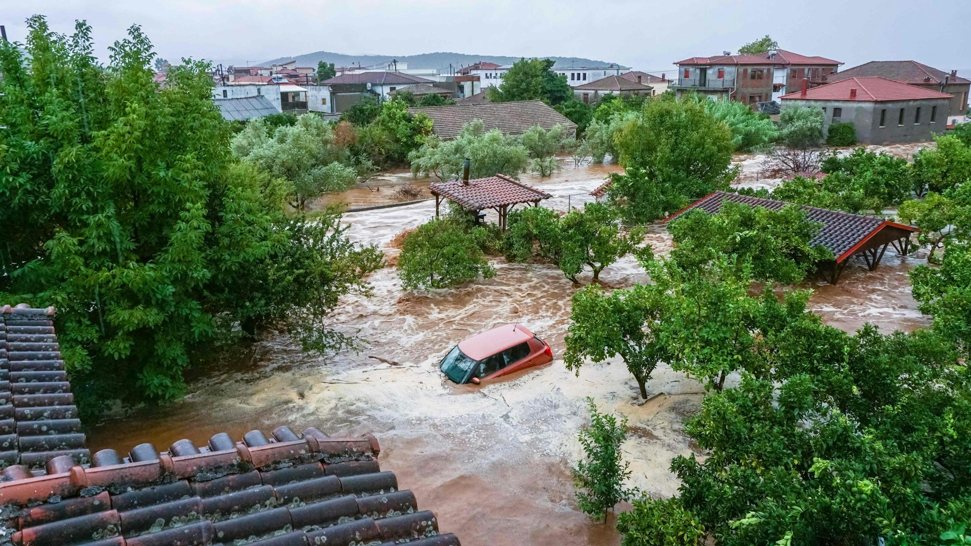 Die Überschwemmung in Volos am 5. September: Ein Auto wird von den Fluten mitgerissen.