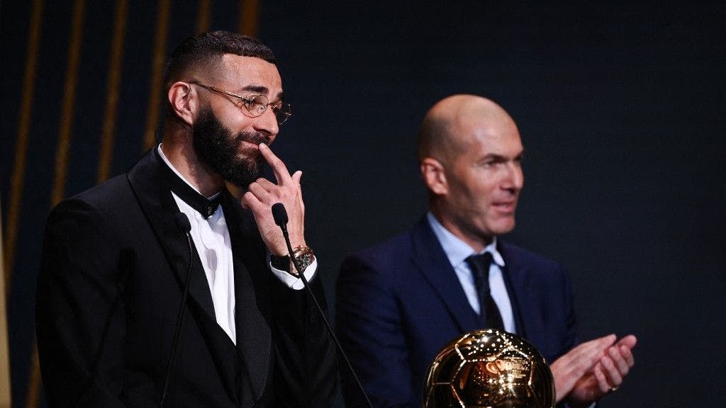 Karim Benzema (L) und Zinedine Zidane bei der Zeremonie zur Vergabe des Ballon d'or.