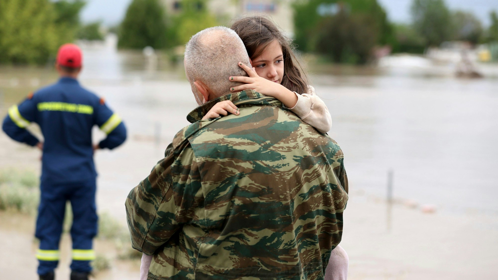 Mittwoch, 6. September: Ilias Chatziliadis hält seine Tochter Georgia, nachdem Feuerwehrleute ihr geholfen haben, ein überflutetes Gebäude in Larissa in Zentralgriechenland zu evakuieren.