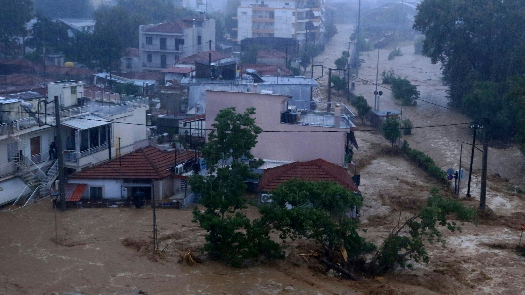 Hochwasser in Volos am 5. September 2023. Dauerregen verwandelte Straßen in überschwemmte Flüsse und spülte Autos ins Meer.