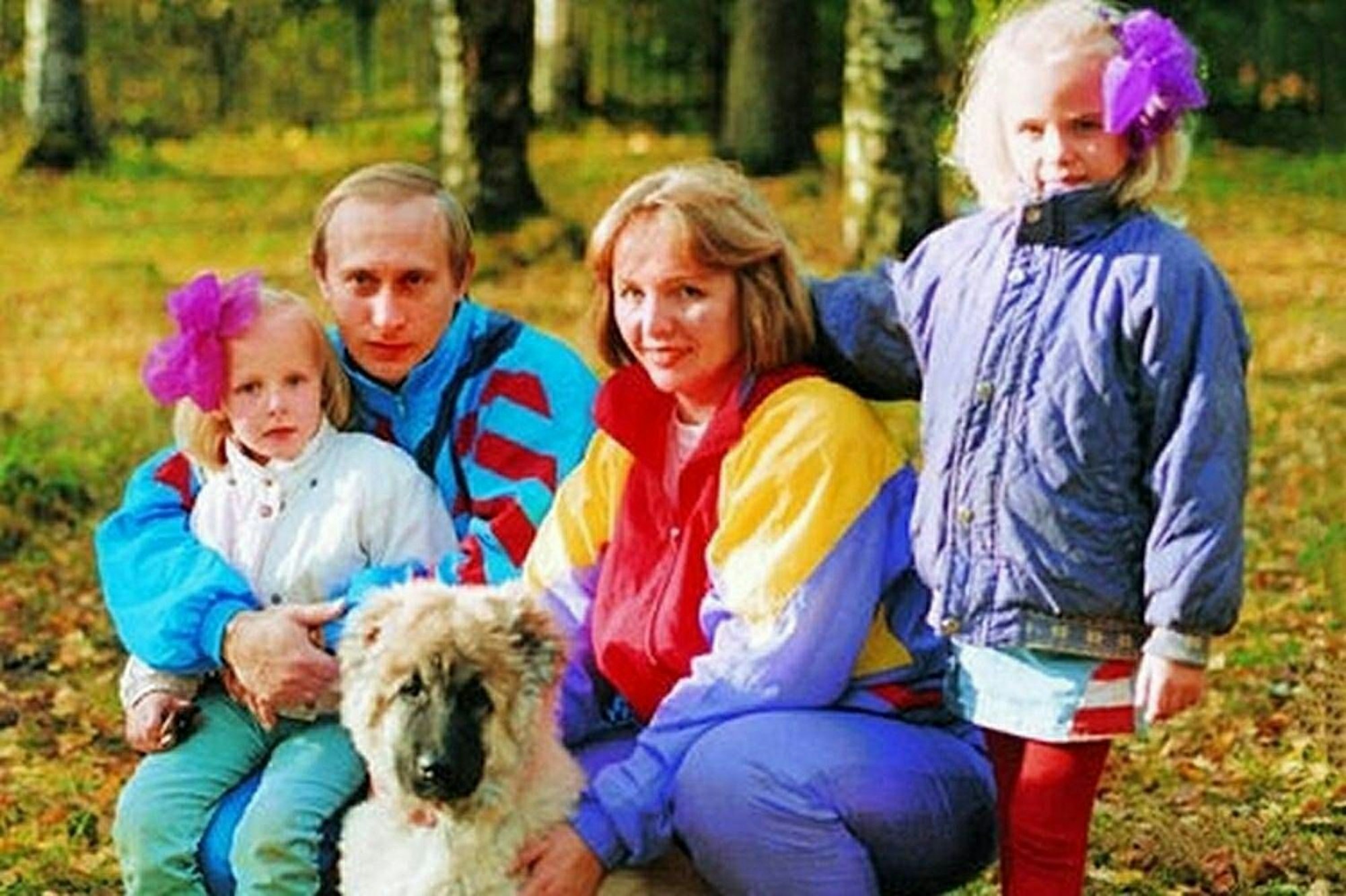 Putin zusammen mit Ehefrau Ljudmila, nebst Hund und seinen Töchtern Maria (rechts) und Katarina. Das Bild wurde 1990 oder 1991 in St. Petersburg aufgenommen.