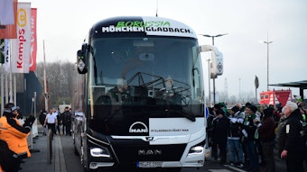 Borussia Mönchengladbach, hier am 17. Dezember 2022 bei der Anreise zum Borussia-Park mit ihrem Mannschaftsbus von MAN.