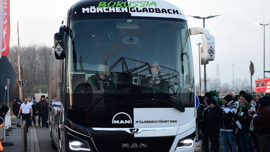 Borussia Mönchengladbach, hier am 17. Dezember 2022 bei der Anreise zum Borussia-Park mit ihrem Mannschaftsbus von MAN.
