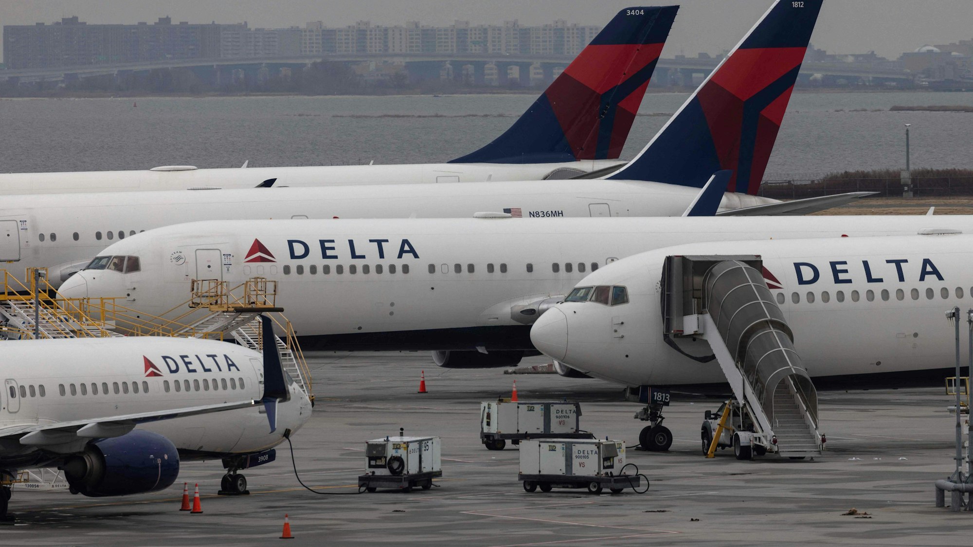 Maschinen von Delta Airlines stehen auf dem Rollfeld.