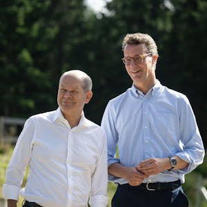 Bundeskanzler Olaf Scholz (SPD, l) und Hendrik Wüst, Ministerpräsident von Nordrhein-Westfalen (CDU) stehen bei einem Besuch eines Bürgerwindparks nebeneinander.&nbsp;